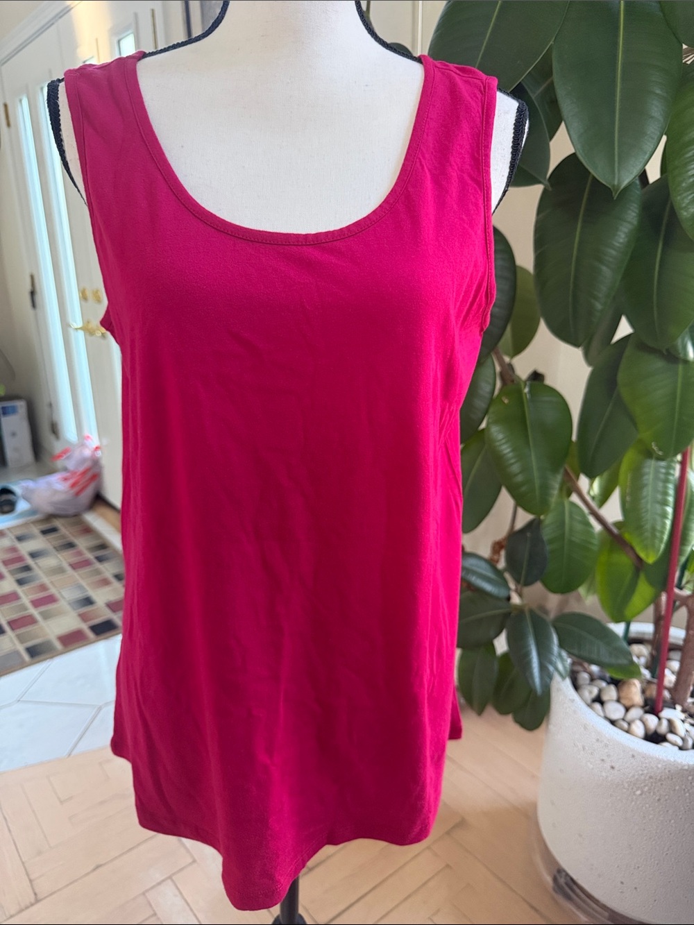Women’s Sleeveless Tank Top - Magenta